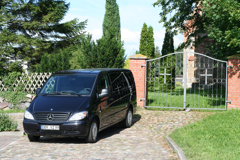 Front Ansicht vor Kirche